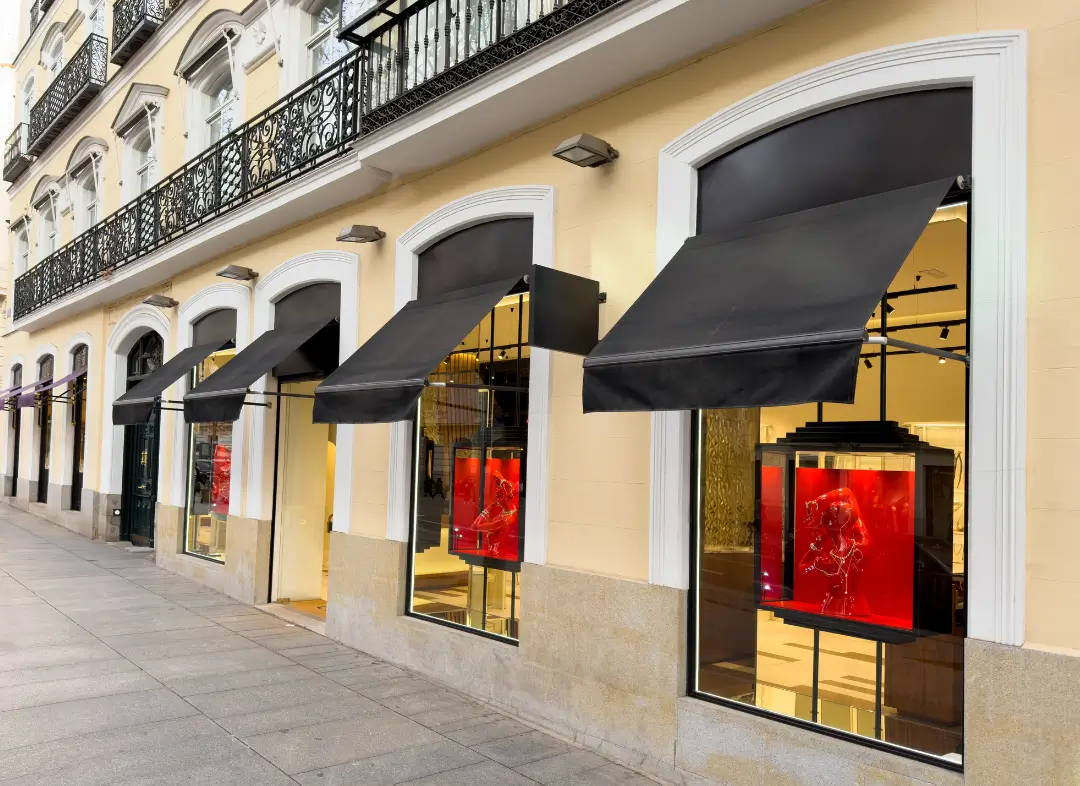 Façade vitrine de magasin en aluminium sur mesure à Les Sorinières